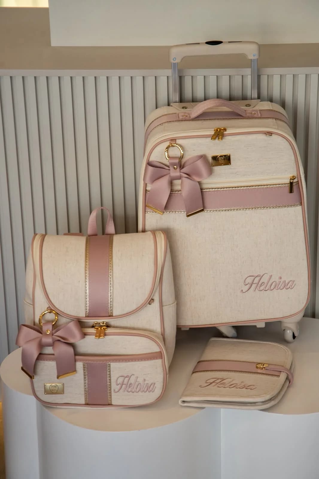Kit Maternidade Ivoire — Mala de Rodinhas, Mochila Malu e Porta-Documentos — foto 1 de 10