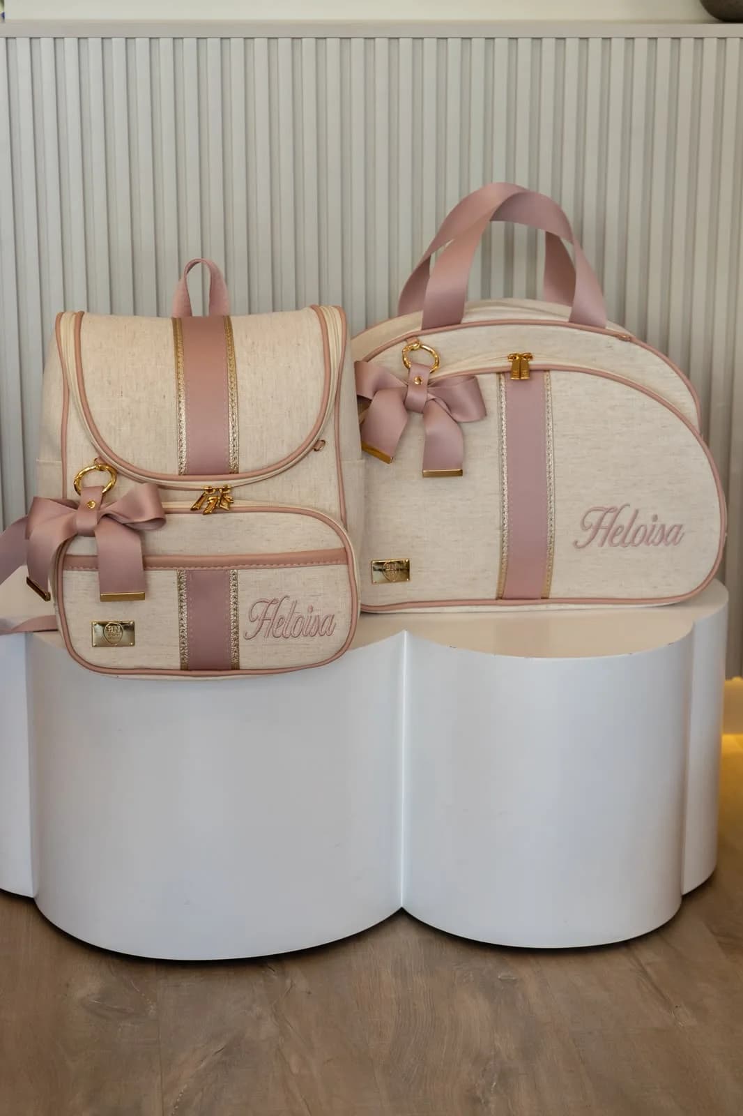Kit Bolsas Maternidade Ivoire — Mochila Malu e Bolsa Golden Grande — foto 1 de 9